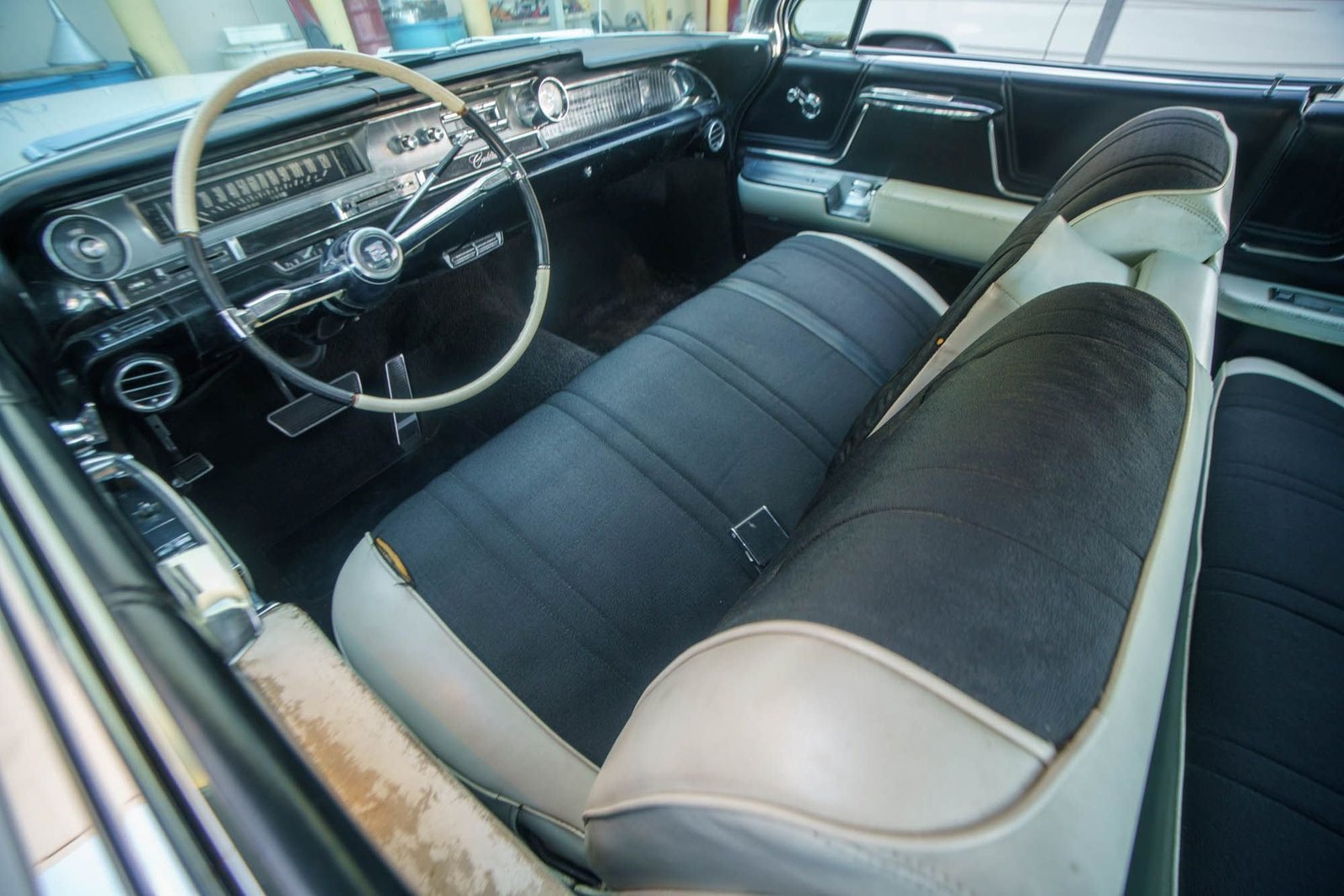 
								1962 Cadillac DeVille full									