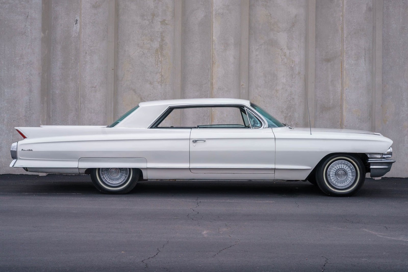 
								1962 Cadillac DeVille full									